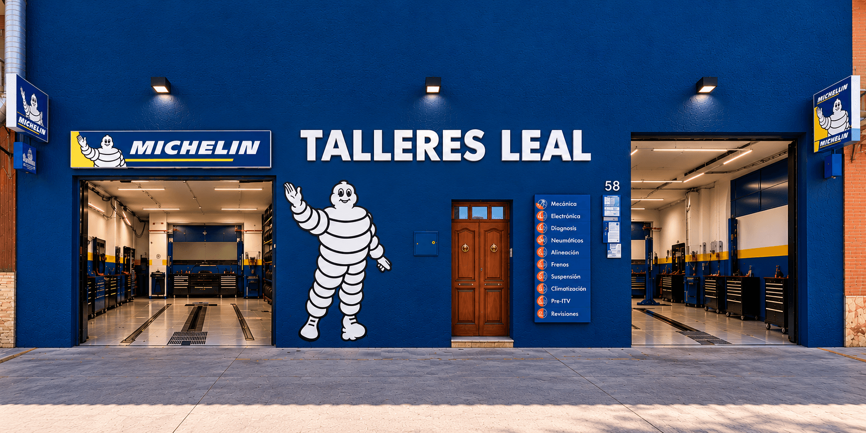 Fachada de Talleres Leal en El Cuervo de Sevilla, con las dos naves abiertas y el rótulo del taller