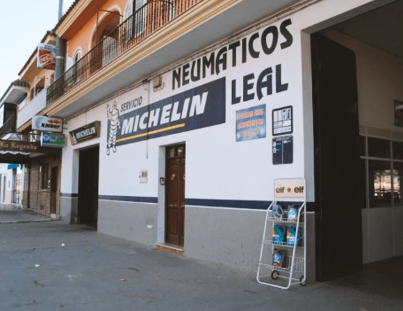 Fachada de Talleres y Neumáticos Leal en El Cuervo de Sevilla